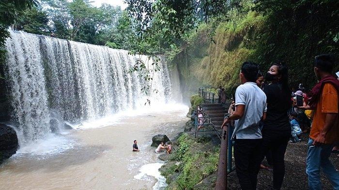 Pengunjung saat memadati Objek Wisata Air Terjun Temam Lubuklinggau, Rabu (4/5/2022).