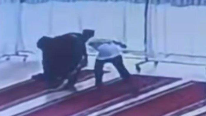 aksi bocah lelaki melakukan hal tak senonoh kepada seorang wanita yang tengah salat di Masjid Agung Praya Lombok