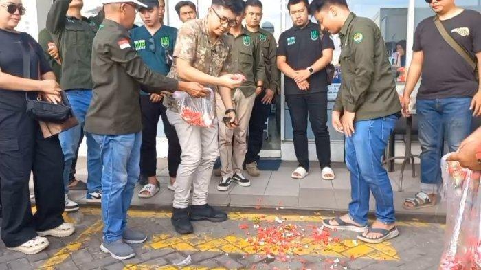 Keluarga bos rental mobil yang tewas tertembak gelar aksi tabur bunga di Rest Area KM 45, Tol Tangerang-Merak, Jumat, (3/1/2024)