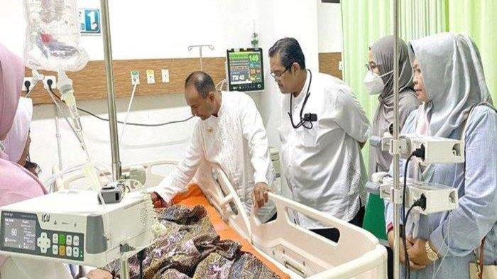 Pj Bupati Subang, Imran (keempat dari kanan), saat menjenguk Albi Ruffi Ozara (9) murid SD yang koma diduga akibat penganiayaan kakak kelas, Jumat (22/11/2024) malam. Albi dikabarkan meninggal dunia pada Senin (25/11/2025.