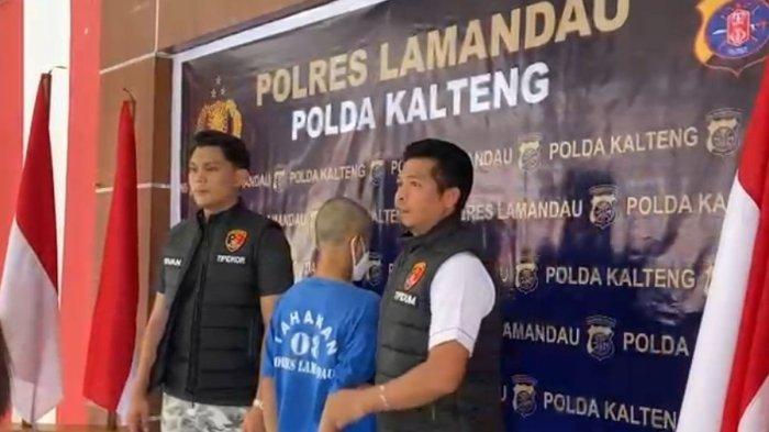 ANAK BUNUH IBU - Tersangka pembunuh ibu kandung, S (30), saat digiring aparat kepolisian dalam konferensi pers kasus tersebut yang digelar di Mapolres Lamandau, Nanga Bulik, Rabu (25/6/2025).