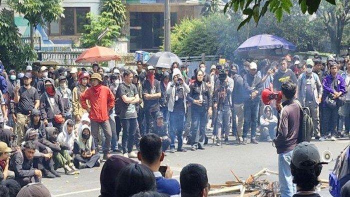 Unjuk rasa di depan Kantor DPRD Jawa Barat, Jalan Diponegoro, kota Bandung, Kamis (22/8/2024). Andi Andriana mahasiswa Unibba terancam buta permanen kena lempara batu saat demo