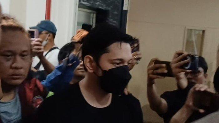 Andrew Andika di Polres Metro Jakarta Barat, Selasa (1/10/2024). Ia menyampaikan maafnya kepada Tengku Dewi usai ditangkap karena narkoba.