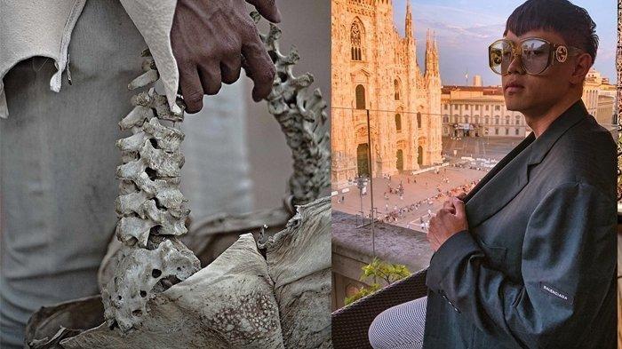 Arnold Putra dan tas hasil karyanya yang terbuat dari tulang belakang manusia