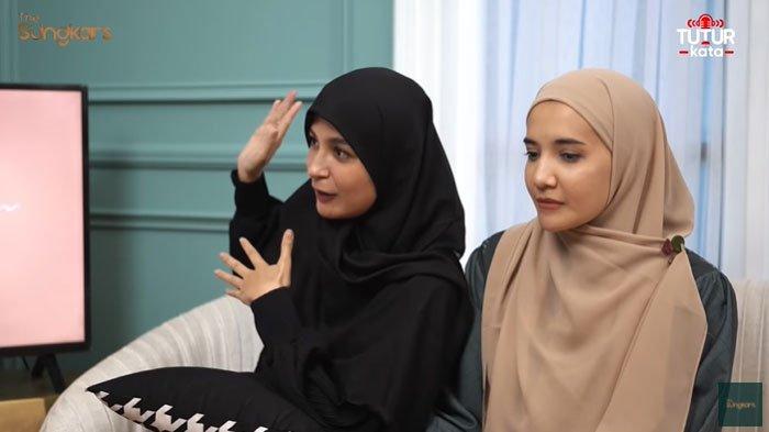 Artis Zaskia Sungkar terlihat bersedih di podcast The Sungkar didampingi saudaranya Shireen Sungkar