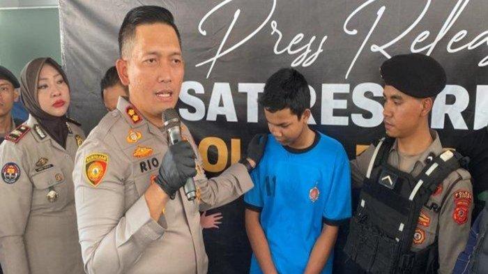 SI (19), pelaku penembakan terhadap pengendara motor di Jalan Raya Narogong, Kecamatan Klapanunggal, Kabupaten Bogor, Selasa (6/8/2024). Korbannya bernama Asraf yang terancam batal menikah karena alami kritis usai menjadi korban salah sasaran.