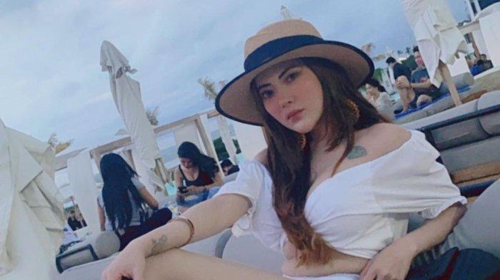 Ayu Aulia dengan beraninya memamerkan di sekujur tubuhnya di pundak dan tangan memiliki tato.