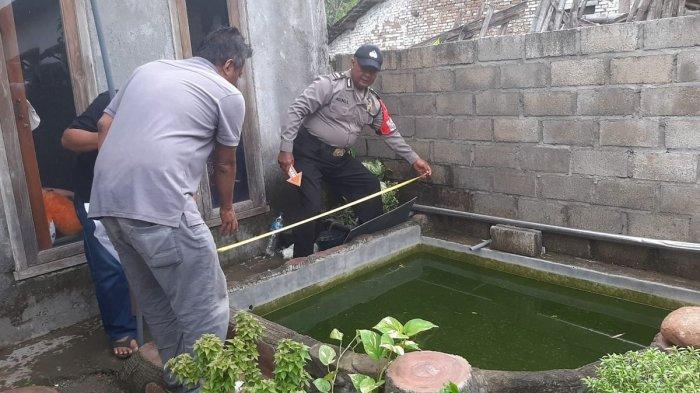 Aparat kepolisian saat melakukan olah TKP balita kembar yang ditemukan tewas terapung di kolam ikan depan rumahnya di Desa Babadan, Kecamatan Pace, Kabupaten Nganjuk, Jawa Timur, Jumat (10/1/2025)