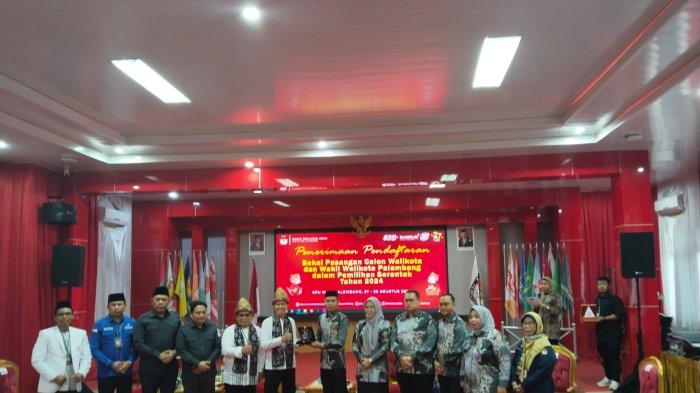 Badan Pengawas Pemilihan Umum (Bawaslu) Kota Palembang melakukan Pengawasan secara langsung proses Penyerahan berkas Pendaftaran bakal Calon Walikota dan Wakil Walikota Palembang pada Pemilihan Serentak 2024 di Kantor Komisi Pemilihan Umum (KPU) Kota Palembang pada Selasa (27/08/2024).