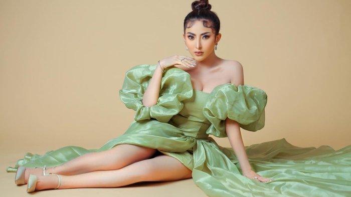Diketahui Kalau Pekerjaan Dari Ayu Aulia Adalah Model Seksi Majalah Dewasa, Sehingga Para Fans Pria Mengidolakannya.