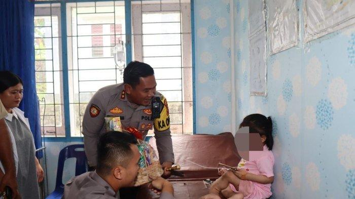 BOCAH DIANIAYA TANTE DI NIAS - Kapolres Nisel, AKBP Ferry Mulyana saat melihat kondisi bocah 10 tahun yang viral diduga dianiaya keluarganya di Nias, Senin (27/1/2025). Kapolres Nias Selatan buka suara soal dugaan bocah dipaksa tidur di kandang ayam dan makan makanan basi.