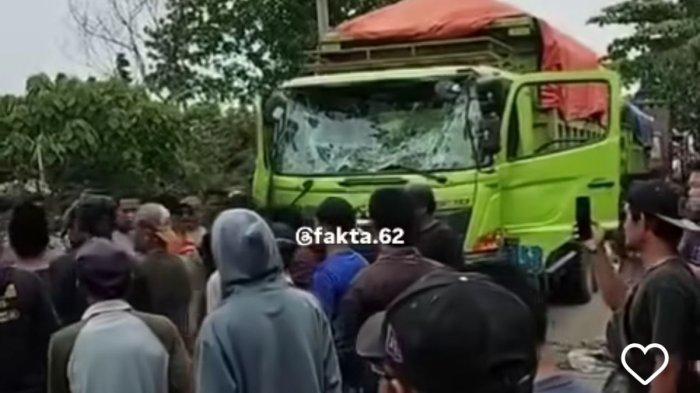 Viral di media sosial video warga merusak sejumlah truk pengangkut tanah di Kecamatan Teluknaga, Kabupaten Tangerang, Banten, Kamis (7/11/2024) usai bocah usia 9 tahun dilindas truk di daerah tersebut.