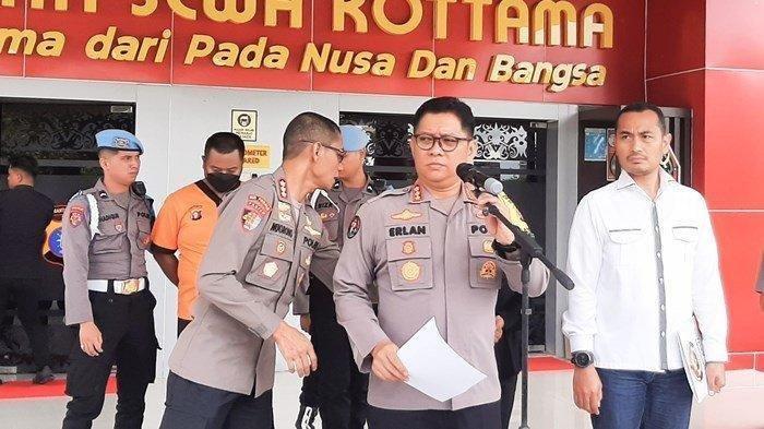 Kabid Propam Kombes Pol Nugroho Agus Setiawan (kiri), Kabid Humas Polda Kalteng, Kombes Pol Erlan Munaji (tengah), dan Dirreskrimum Polda Kalteng, Kombes Pol Nuredy Irwansyah (kanan), menghadirkan anggota Polresta Palangkaraya, Brigadir Anton Kurniawan alias Brigadir AK dalam konferensi pers di Mapolda Kalimantan Tengah, Senin (16/12/2024).