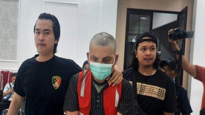 Polisi menangkap Daniel Sihombing (24), tersangka pembunuh Resti Widia (30), di daerah Musi Banyuasin, Sumatera Selatan (Sumsel), Kamis (3/10) sekitar pukul 05.50 WIB.` Daniel membunuh Resti secara sadis dengan mematahkan lehernya.