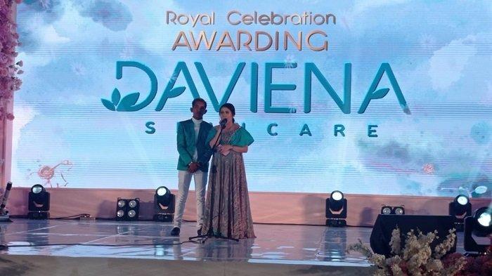 Daviena menggelar royal celebration award dengan memberikan hadiah logam mulia, smartphone, sepeda motor, umrah dan grand prize mobil.
