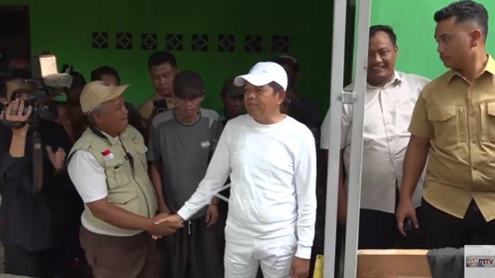 DEDI MULYADI BERIKAN RUMAH. Gubernur Jawa Barat Dedi Mulyadi memberikan bantuan rumah baru kepada sejumlah warga yang tinggal di bantaran sungai irigasi di Bekasi.