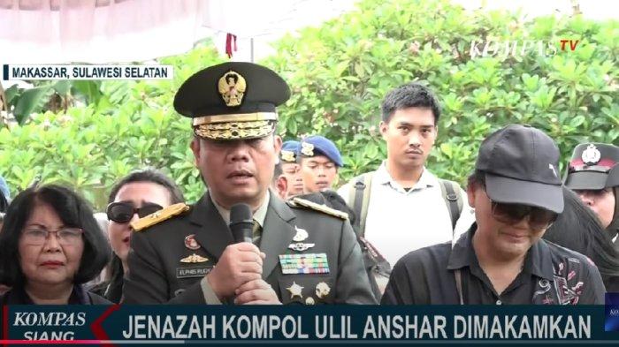 Brigjen TNI Elphis Rudy, paman Kompol Anumerta, Ryanto Ulil Anshar saat pemakaman sang keponakan di pemakaman Siri Na Passe, Kecamatan Biringkanaya, Makassar, Sulawesi Selatan (Sulsel), Minggu (24/11/2024),  