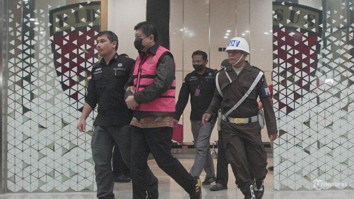 KREDIT PT SRITEX - Tersangka Iwan Setiawan Lukminto (ISL) selaku Direktur Utama PT Sritex Tahun 2005-2022 saat berjalan menuju mobil tahanan di Gedung Bundar Kejagung, Jakarta Selatan, Rabu (21/5/2025). Iwan Setiawan Lukminto selaku debitur, diduga menyalahgunakan dana kredit bank BUMD untuk memenuhi kebutuhan yang lain, salah satunya membayar utang.