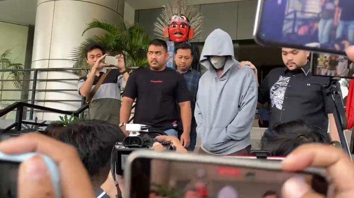 FACHRY ALBAR POSITIF NARKOBA - Artis peran Fachri Albar menjalani pemeriksaan kesehatan di Polres Metro Jakarta Barat usai ditangkap terkait kasus narkoba, Rabu (23/4/2025)