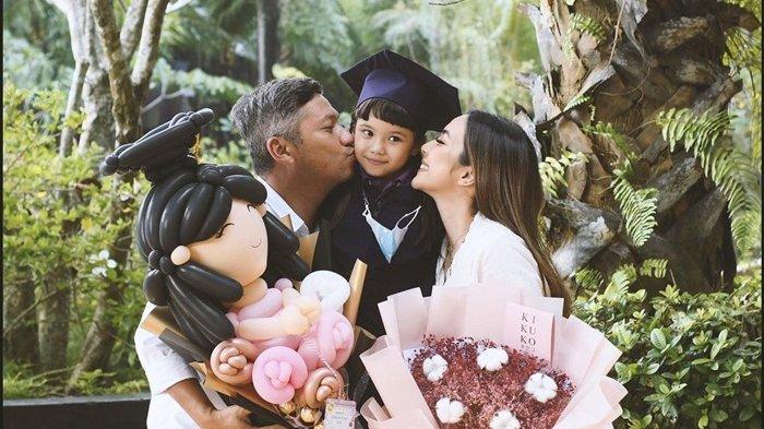 Gading Marten Dan Giselle Anastasia Kompak Hadiri Kelulusan Anaknya