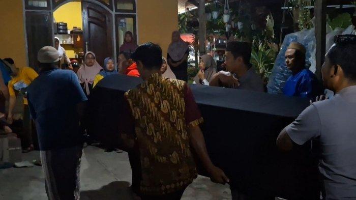 Jenazah perempuan korban pembunuhan oleh kekasihnya di hotel Surabaya tiba di rumah duka, Jumat (17/1/2025).
