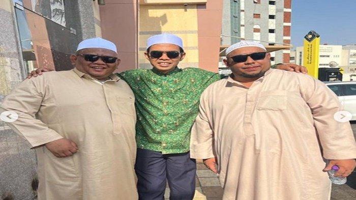 Momen kebersamaan Ustadz Abdul Somad (tengah) bersama Habib Mahdi (kanan) di tanah suci beberapa waktu lalu.