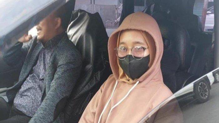 Adik Pegi Setiawan, Lusiana (jaket cokelat) saat keluar dan hendak meninggalkan Mapolres Cirebon Kota didampingi kuasa hukumnya selepas menjalani pemeriksaan sebagai saksi atas kasus yang menimpa kakaknya, Pegi Setiawan (28).