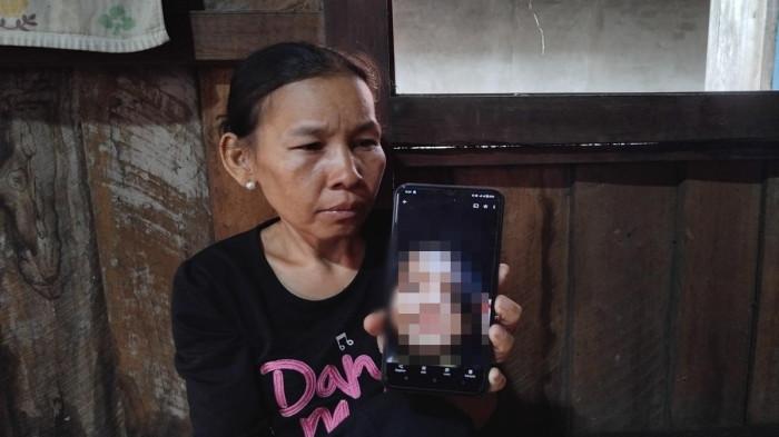 ORANG TUA KORBAN -- Melis (37) ibu RDP bocah perempuan berusia 6 tahun di Desa Menang Jaya, Pedamaran, Kabupaten yang tewas ditangan Rozi (20) menunjukkan foto korban semasa hidup, Minggu (27/7/2025). Orangtua berharap pelaku dihukum mati atau penjara seumur hidup (Rachmad).