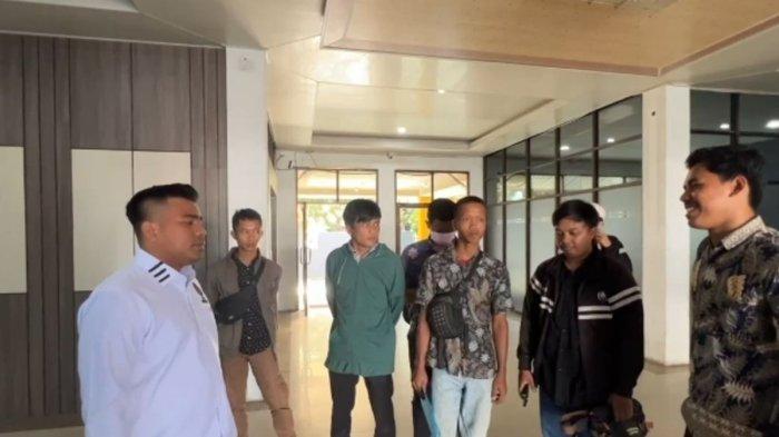 IJAZAH DITAHAN DI PEKANBARU - Eks karyawan ijazahnya ditahan saat memenuhi panggilan Disnakertrans Riau di Pekanbaru, Kamis (24/4/2025). 