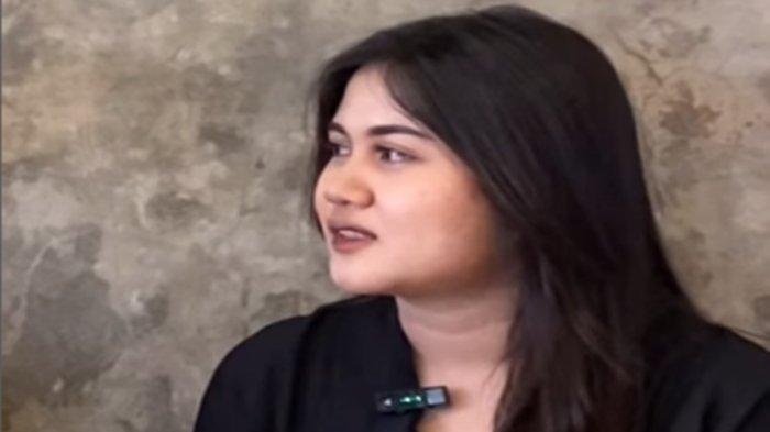 Indah, wanita yang tertawakan ibu-ibu baca poster di bioskop yang viral di media sosial. Kini ia dipecat dari pekerjaannya