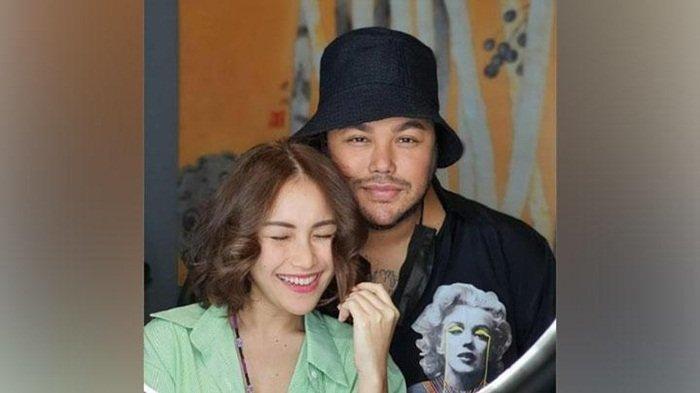 Dalam Kondisi Tidak Sadar Saat Dihipnotis Uya Kuya, Ivan Gunawan Menjelaskan Kisah Cintanya Bersama Ayu Ting-Ting, Rabu(11/8/2021).Diakui Ivan Gunawan Sosok Ayu Ting-Ting Pernah Menyatakan Cinta Padanya Tetapi Ditolaknya Karena Sudah Punya Pacar.
