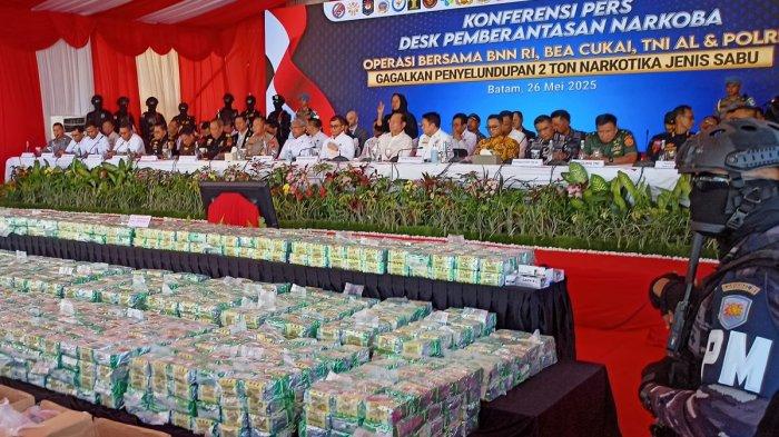 KASUS SABU 2 TON - Petugas gabungan menunjukkan bukti 2 ton sabu yang diamankan dari kapal Sea Dragon Tarawa di perairan Tanjung Balai Karimun, Kepulauan Riau, pada 2 Mei. Konferensi pers digelar di Batam, Kepri, Senin (26/5/2025).