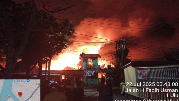 kebakaran di depan asrama polisi SU 1 palembang jalan faqih usman