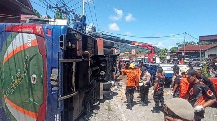 Bus ALS KECELAKAAN DI PADANG PANJANG - Petugas gabungan saat melakukan proses evakuasi terhadap korban kecelakaan bus ALS di Kota Padang Panjang, Sumatera Barat, Selasa (6/5/2025).
