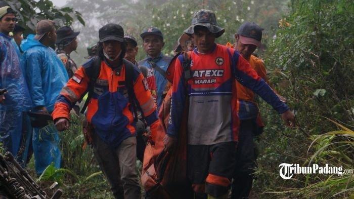 Proses evakuasi korban erupsi Gunung Marapi oleh tim gabungan saat sampai di posko satu, untuk dilarikan ke RSAM Bukittinggi, Selasa (5/12/2023). Ada kesaksian salah satu pendaki yang merasakan bagaimana detik-detik Gunung Marapi erupsi
