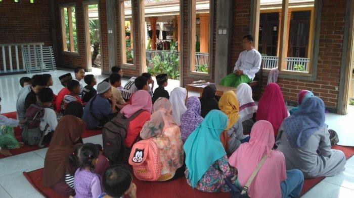 PENDIDIKAN: Suasana pembelajaran di TPA Prabu Kresna yang digagas Ipda Bakti Nurcahyo anggota Polres Salatiga.(Dok. Humas Polres Salatiga)