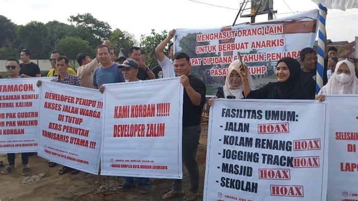 Warga Perumahan Kota Modern Sriwijaya membawa masing-masing banner yang bertuliskan penolakan terhadap apa yang sudah dilakukan pihak developer saat demo, Minggu (12/1/2025).
Warga Perumahan Kota Modern Sriwijaya membawa masing-masing banner yang bertuliskan penolakan terhadap apa yang sudah dilakukan pihak developer saat demo, Minggu (12/1/2025).