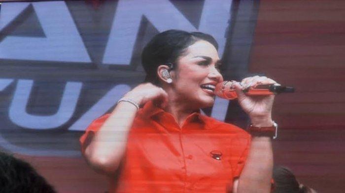 Momen Kris Dayanti saat tampil dalam Peringatan Bulan Bung Karno di SUBGK, Senayan, Jakarta Pusat, Sabtu (24/6/2023). ()