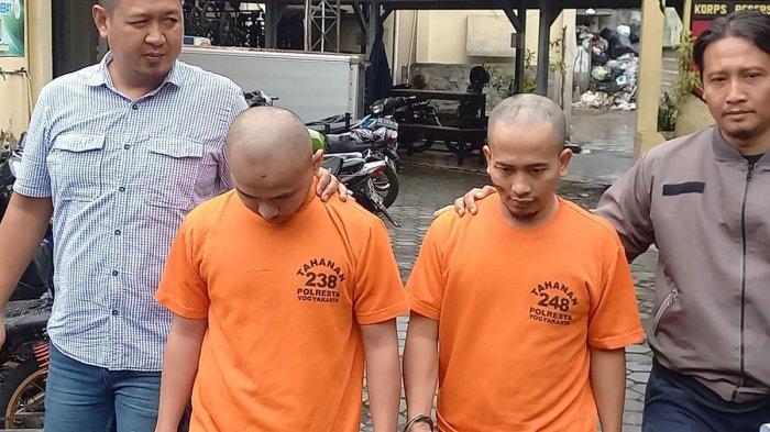 Dua tersangka penyiraman air keras Billy dan Satim saat digelandang Polresta Yogyakarta, Kamis (26/12/2024)