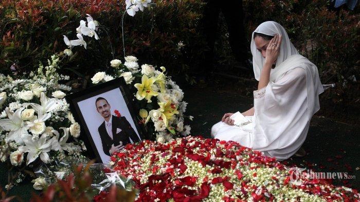 Artis Bunga Citra Lestari berdoa di depan makam suaminya almarhum Ashraf Sinclair di pemakaman San Diego Hills, Karawang, Jabar, Selasa (18/2/2020). Ashraf Sinclair meninggal pada Selasa 18 Februari 2020 pukul 4 dini hari karena sakit. TRIBUNNEWS/DANY PERMANA