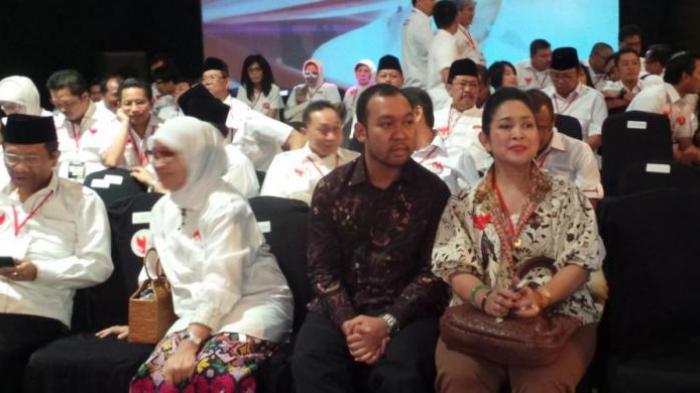 Mantan istri calon presiden Prabowo Subianto, Titiek Prabowo (kanan) dan anak mereka, Didit Hediprasetyo (dua dari kanan), terlihat hadir saat debat kedua capres yang digelar Komisi Pemilihan Umum (KPU), Minggu (15/6/2014) malam.