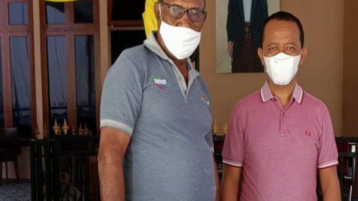 Momen Bahlil Lahadalia saat bertemu dengan Ananias Waimbo di rumah pribadinya. Ananias Waimbo merupakan salah satu rekannya tatkala menjadi kernet angkot di Terminal Thumburuni, Kabupaten Fakfak Papua Barat pada masa lalu, Rabu (21/8/2024).