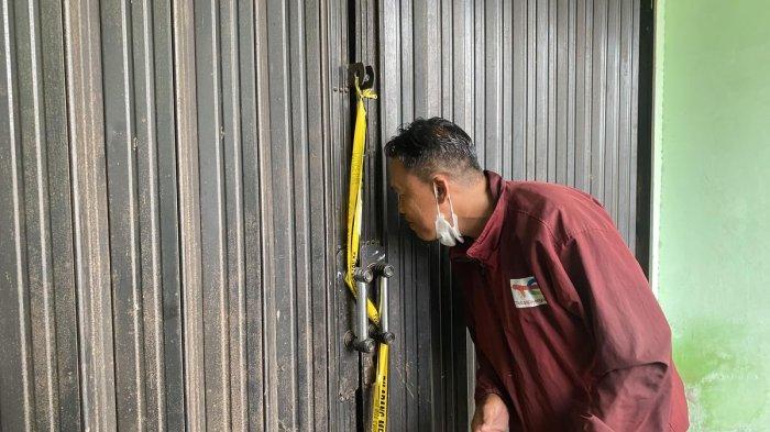 TKP jasad bocah terbungkus sarung yang ditemukan di sebuah ruko kosong di Jalan Inspeksi Kalimalang, Kampung Jati Baru, Tambun Selatan, Kabupaten Bekasi, Senin (6/1/2025).