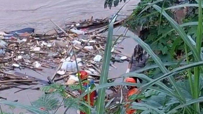 MAYAT DI KALI CILIWUNG - Proses evakuasi mayat pria di Kali Ciliwung Jalan Rawajati Timur III, Jakarta Selatan terhambat tumpukan sampah, pada Rabu (9/7/2025).