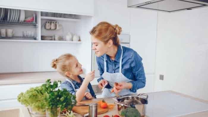 Ibu dan Anak Memasak