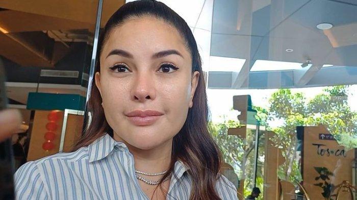 NIKITA MIRZANI - Nikita Mirzani di daerah Dharmawangsa, Jakarta Selatan, Jumat (14/2/2025). Kini Nikita Mirzani mengumumkan akan melaporkan baru terhadap Vadel Badjideh soal dugaan kekerasan yang dialami putrinya, LM usai Vadel ditetapkan tersangka.