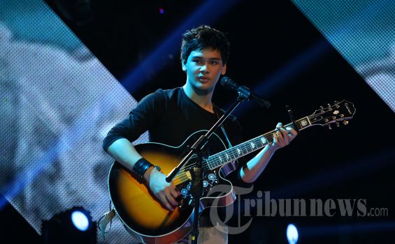 Finalis lima besar X Factor Indonesia, Mikha Angelo saat tampil pada babak Gala Show (babak eliminasi) ke-10 X Factor Indonesia yang digelar di Studio 8 RCTI, Kebon Jeruk, Jakarta Barat, Jumat (26/4/2013) malam.