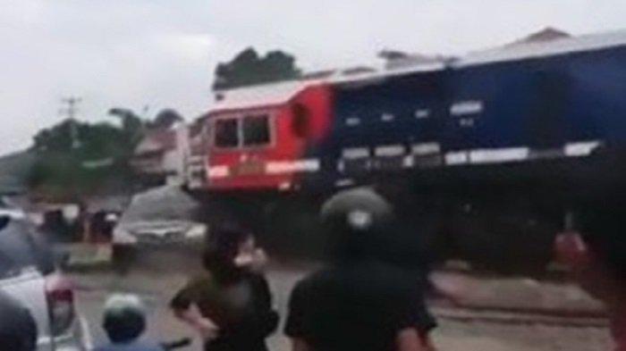 Tragedi di Perlintasan: Avanza Tertabrak Kereta Api, Mengungkap Faktor Manusia dan Sistem