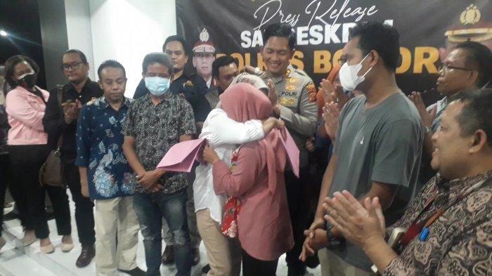 Hasil tes DNA terkait bayi yang diduga tertukar di Bogor diumumkan oleh Polres Bogor pada Jumat (25/8/2023) malam. Momen haru terlihat saat keduanya berpelukan