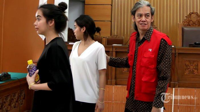 Musisi Indonesia, Fariz Rustam Munaf yang lebih dikenal dengan nama Fariz RM bersama anak kembarnya Ravenska Atwinda Difa dan Rivenski Atwinda Difa seusai mengikuti sidang kedua atas kasus kepemilikan Heroin dan Ganja serta alat hisap sabu di Pengadilan Negeri Jakarta Selatan, Senin (16/3/2015). Sidang kedua ini mengagendakan pembacaan Esepsi dari terdakwa Fariz RM. TRIBUNNEWS/JEPRIMA